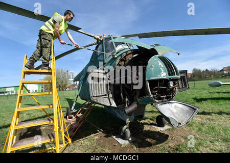 Kunovice, Repubblica Ceca. Xiv Apr, 2018. Volontari pulire gli aerei in Aviation Museum di Kunovice, Repubblica Ceca, sabato, 14 aprile 2018, prima della nuova stagione. Credito: Dalibor Gluck/CTK foto/Alamy Live News Foto Stock