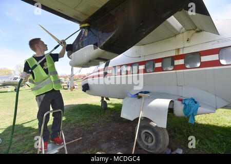 Kunovice, Repubblica Ceca. Xiv Apr, 2018. Volontari pulire gli aerei in Aviation Museum di Kunovice, Repubblica Ceca, sabato, 14 aprile 2018, prima della nuova stagione. Credito: Dalibor Gluck/CTK foto/Alamy Live News Foto Stock