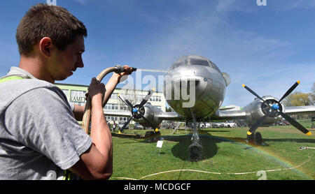 Kunovice, Repubblica Ceca. Xiv Apr, 2018. Volontari pulire gli aerei in Aviation Museum di Kunovice, Repubblica Ceca, sabato, 14 aprile 2018, prima della nuova stagione. Credito: Dalibor Gluck/CTK foto/Alamy Live News Foto Stock