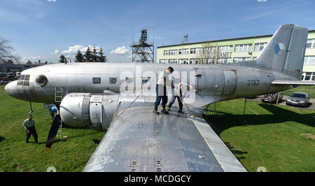 Kunovice, Repubblica Ceca. Xiv Apr, 2018. Volontari pulire gli aerei in Aviation Museum di Kunovice, Repubblica Ceca, sabato, 14 aprile 2018, prima della nuova stagione. Credito: Dalibor Gluck/CTK foto/Alamy Live News Foto Stock