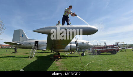 Kunovice, Repubblica Ceca. Xiv Apr, 2018. Volontari pulire gli aerei in Aviation Museum di Kunovice, Repubblica Ceca, sabato, 14 aprile 2018, prima della nuova stagione. Credito: Dalibor Gluck/CTK foto/Alamy Live News Foto Stock