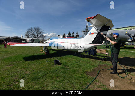 Kunovice, Repubblica Ceca. Xiv Apr, 2018. Volontari pulire gli aerei in Aviation Museum di Kunovice, Repubblica Ceca, sabato, 14 aprile 2018, prima della nuova stagione. Credito: Dalibor Gluck/CTK foto/Alamy Live News Foto Stock