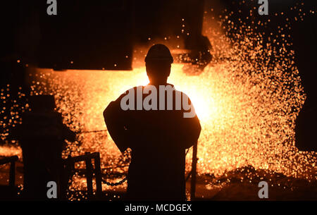 Vitkovice macchinari pesanti (VHM), una unità di Vitkovice Machinery Group di imprenditore Jan Svetlik, è ripresa la produzione a pieno regime del suo impianto di acciaio che è stata limitata a causa di una mancanza di capitale di esercizio a partire dalla metà di gennaio. Sulla foto si vede una parte degli impianti di produzione di Ostrava, Repubblica Ceca il 16 aprile, 2018. (CTK foto/Jaroslav Ozana) Foto Stock