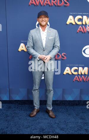 Cole Swindell presso gli arrivi per 53L'Accademia di Musica Country (ACM) Awards - Gli arrivi 3, MGM Grand Garden Arena di Las Vegas NV, Aprile 15, 2018. Foto di: JA/Everett Collection Foto Stock