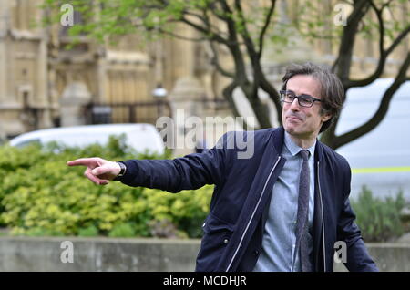 Londra, Regno Unito. Il 16 aprile 2018. ITV News' Robert Peston su College Green, Westminster. Foto Stock