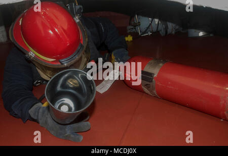 180217-N-GR168-0041 OCEANO ATLANTICO (feb. 17, 2018) macchinista Mate 3° di classe Christopher Smudzinski, da Crestview, Florida, esplorare al di sotto di un condotto di ventilazione per la ricerca di hotspot simulato in una camera della ventola durante il comando esercitazioni antincendio a bordo il trasporto anfibio dock nave USS New York (LPD 21). L'Iwo Jima Amphibious Ready Group si imbarca il ventiseiesimo Marine Expeditionary Unit e include l'assalto anfibio nave USS Iwo Jima (LHD 7), New York, il dock landing ship USS Oak Hill (LSD 51), Fleet team chirurgico 8, elicotteri Sea Combat Squadron 28, Tactical Air Control Squadron 22, compone Foto Stock