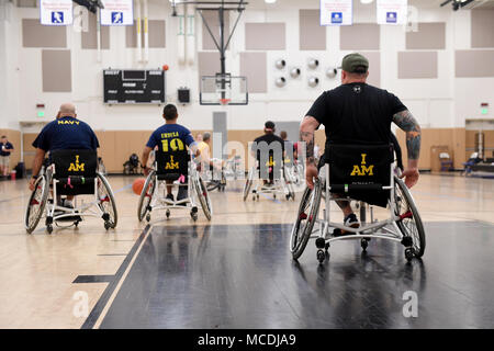 180219-N-JX484-020 Jacksonville, Florida (feb. 19, 2018) Active Duty i marinai e i veterani del treno in basket in carrozzella prima del 2018 team prove della Marina presso la stazione navale (NAVSTA) Mayport la palestra. Navy feriti Warrior-Safe Harbour e NAVSTA Mayport ospitano le prove in cui gli atleti potranno beneficiare in otto adaptive sport: tiro con l'arco, pista e sul campo, ciclismo, basket in carrozzella, tiro, seduta a pallavolo e nuoto. I migliori atleti saranno riempire 40 macchie competitivo e cinque punti alternativi per il Team Marina presso l 2018 del Dipartimento della Difesa giochi guerriero. (U.S. Foto di Marina Foto Stock