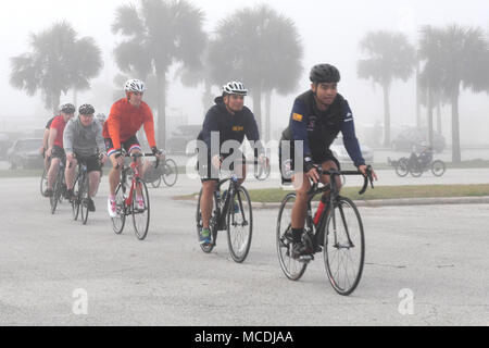 180219-N-JX484-092 Jacksonville, Florida (feb. 19, 2018) Active Duty i marinai e i veterani praticare ciclismo prima del 2018 team prove della Marina presso la stazione navale (NAVSTA) Mayport. Navy feriti Warrior-Safe Harbour e NAVSTA Mayport ospitano le prove in cui gli atleti potranno beneficiare in otto adaptive sport: tiro con l'arco, pista e sul campo, ciclismo, basket in carrozzella, tiro, seduta a pallavolo e nuoto. I migliori atleti saranno riempire 40 macchie competitivo e cinque punti alternativi per il Team Marina presso l 2018 del Dipartimento della Difesa giochi guerriero. (U.S. Navy foto di comunicazione di massa spe Foto Stock