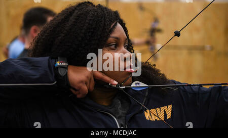 180219-N-TP832-059 Jacksonville, Florida (feb. 19, 2018) Yeoman 3rd Class Alexis re spara una prua durante il tiro con l'arco della formazione tecnica per il team prove della Marina a Naval Station Mayport il centro fitness in preparazione per il 2018 del Dipartimento della Difesa giochi guerriero. Navy feriti Warrior-Safe Harbour e NAVSTA Mayport ospitano le prove in cui gli atleti potranno beneficiare in otto adaptive sport: tiro con l'arco, pista e sul campo, ciclismo, basket in carrozzella, tiro, seduta a pallavolo e nuoto. I migliori atleti saranno riempire 40 macchie competitivo e cinque punti alternativi per il Team Marina presso l 2 Foto Stock