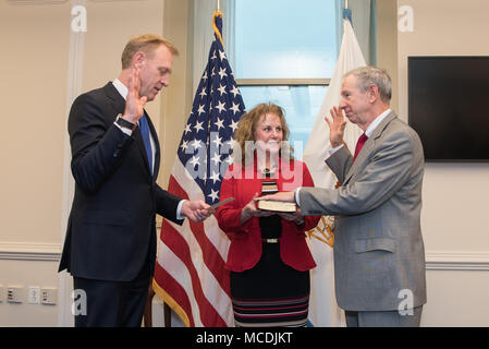 Il vice Segretario della Difesa Patrick M. Shanahan giura Sotto Segretario della Difesa per la ricerca e l'ingegneria, il Dott. Michael D. Griffin, nel corso di una cerimonia al Pentagono a Washington, D.C., nel febbraio 20, 2018. (DoD foto di esercito Sgt. Ambra I. Smith) Foto Stock