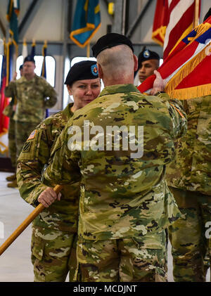 Il comando Sgt. Il Mag. Sheryl D. Lyon, U.S. Esercito dell'Europa arruolati senior advisor, passa il USAREUR colori di Lt. Gen. Christopher Cavoli, USAREUR comandante generale, durante la sua rinuncia di responsabilità cerimonia, Feb. 20 su argilla Kaserne. Lione sarà andando a servire come i senior leader arruolato PER GLI STATI UNITI Esercito Cyber Command con sede a Fort Belvoir, Virginia. Foto Stock