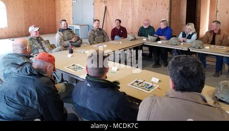 Col. Joseph Clark (sinistra), comandante della xi Armored reggimento di cavalleria; Col. Jonathan Byrom (centro), comandante del terzo reggimento di cavalleria, e il comando Sgt. Il Mag. Michael Stunkard (a destra), il comando sergente maggiore della xi Armored reggimento di cavalleria forniscono una panoramica delle operazioni per i membri dell'Killeen e Harker Heights le Camere di commercio a Fort Irwin, California, 18 febbraio, 2018. Il Killeen e Harker Heights Camere di Commercio visita NTC è progettata per rafforzare le relazioni tra i dirigenti civili nel circostante Fort Hood comunità e i membri del servizio assegnato a Fort Hood, Texas. Foto Stock