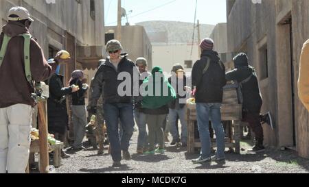 Keith Sledd, direttore esecutivo per il cuore del Texas alleanza di difesa, passeggiate attraverso il mercato simulato posto situato nella città fittizia di Razish presso il National Training Center a Fort Irwin, California, 18 febbraio, 2018. Il Killeen e Harker Heights Camere di Commercio visita NTC è progettata per rafforzare le relazioni tra i dirigenti civili nel circostante Fort Hood comunità e i membri del servizio assegnato a Fort Hood, Texas. (US Army foto di magg. Anthony Clas, 7 Mobile degli affari pubblici distacco) Foto Stock