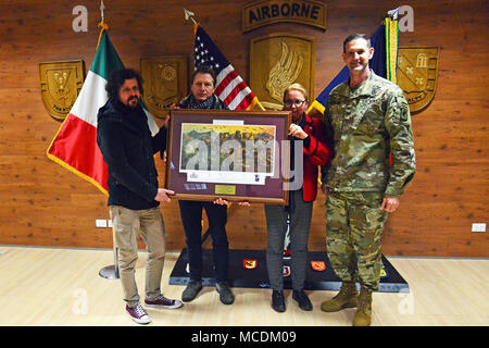 Da destra, U.S. Esercito Col. James Bartholomees III, Comandante del 173rd Brigata Aerea, posa per una foto di gruppo con la Sig.ra Francesca Cisotto, il Sig. Graziano Gentilin e il Sig. Massimiliano Casity del movimento di Vicenza Team di controllo, durante una cerimonia di premiazione alla Caserma del Din, 15 febbraio 2018, Vicenza, Italia. (U.S. Esercito foto di Paolo Bovo) Foto Stock