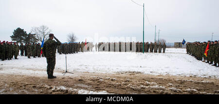 L'esercito rumeno accoglie con favore gli alleati della NATO durante la cerimonia di apertura dell'esercizio Platinum Eagle a Babadag Area Formazione, Romania, Feb. 12. Mar Nero La forza di rotazione della partecipazione di Aquila Platinum permette la formazione con più nazioni partner ed è di fondamentale importanza nel trattare le questioni regionali e di mantenimento della pace nella parte orientale della regione europea. Foto Stock