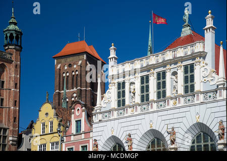 Gotico Mariacka Bazylika (St. Chiesa di Maria), Olandese manieristici Dwor Artusa (Artus Court) e Dlugi Targ (Mercato Lungo) nella città principale nel centro storico o Foto Stock