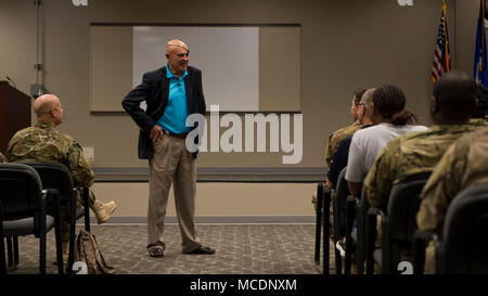 McClary Clebe, un ex U.S. Marine Corps primo tenente, parla a un pubblico di tattiche speciali aviatori assegnati al ventiquattresimo Special Operations Wing in campo Hurlburt, Florida, Febbraio 9, 2018. McClary, che hanno subito gravi lesioni durante la Guerra del Vietnam, utilizza la sua storia come un esempio di lungo termine resilienza nel volto di differenze schiaccianti. (U.S. Air Force photo by Staff Sgt. Victor J. Caputo) Foto Stock