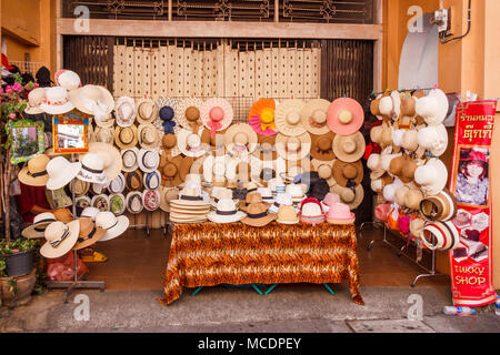 Cappelli in vendita sulla bancarella di strada, la vecchia città di Phuket, Tailandia Foto Stock