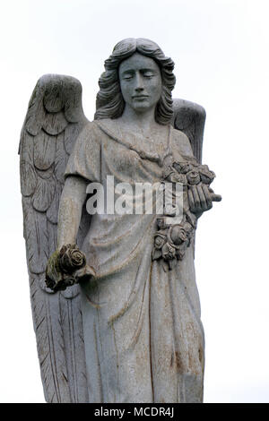 Dettaglio della statua di un angelo azienda fiori Foto Stock