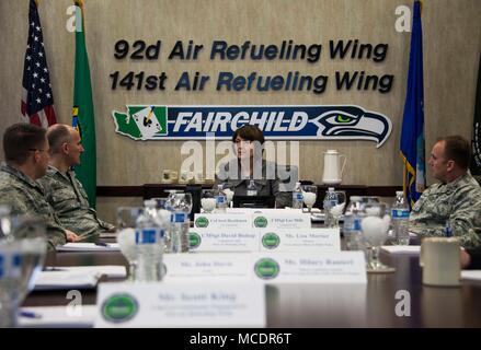 Stati Uniti Sost. Cathy McMorris Rodgers parla con i leader di base durante la sua visita a Fairchild Air Force Base di Washington, 22 febbraio, 2018. Col. Ryan Samuelson, 92Air Refuelling Wing Commander, Col. Johan Deutscher, 141ARW commander, Chief Master Sgt. Lee Mills, 92comando ARW chief, e Chief Master Sgt. David Bishop, 141comando ARW chief, ha informato il congressista su diverse questioni importanti da includere ulteriori KC-135 Stratotankers, militare di progetti di costruzione, la forza totale integrazione e la contaminazione di acqua problema. (U.S. Air Force foto/Senior Airman Janelle Patiño) Foto Stock