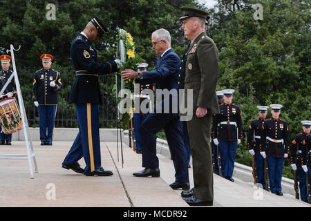 Malcolm Turnbull, Primo Ministro dell'Australia, stabilisce una corona presso la tomba del Milite Ignoto nel Cimitero di Arlington, durante una cerimonia di successi in Arlington, Virginia, 22 febbraio, 2018. L'evento è stato ospitato da Il Mag. Gen. Michael L. Howard, comandante della forza congiunta Headquarters-National Capital Region e distretto militare di Washington. (U.S. Esercito foto di Spc. Anna Pol) Foto Stock