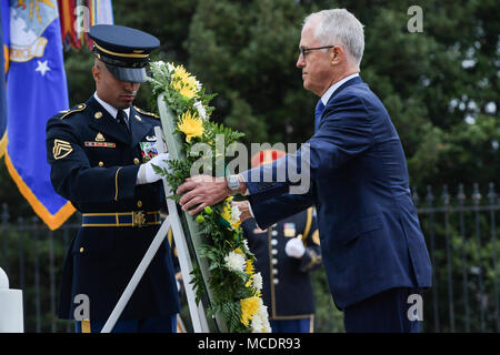 Malcolm Turnbull, Primo Ministro dell'Australia, stabilisce una corona presso la tomba del Milite Ignoto nel Cimitero di Arlington, durante una cerimonia di successi in Arlington, Virginia, 22 febbraio, 2018. L'evento è stato ospitato da Il Mag. Gen. Michael L. Howard, comandante della forza congiunta Headquarters-National Capital Region e distretto militare di Washington. (U.S. Esercito foto di Spc. Anna Pol) Foto Stock