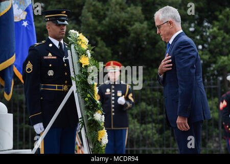 Malcolm Turnbull, Primo Ministro dell'Australia, stabilisce una corona presso la tomba del Milite Ignoto nel Cimitero di Arlington, durante una cerimonia di successi in Arlington, Virginia, 22 febbraio, 2018. L'evento è stato ospitato da Il Mag. Gen. Michael L. Howard, comandante della forza congiunta Headquarters-National Capital Region e distretto militare di Washington. (U.S. Esercito foto di Spc. Anna Pol) Foto Stock