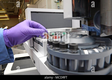 Robert bollette, combustibili aerospaziale Laboratorio chimico, luoghi di un campione di fluido idraulico da un F-22 Raptor in un gas cromatogramma come parte di una analisi di routine di analisi investigative Lab di Wright-Patterson Air Force Base in Ohio, Feb 13, 2018. Fatture riceve campioni dal volo di manutentori di linea per la ricerca di sostanze contaminanti. (U.S. Air Force foto di Michelle Gigante) Foto Stock