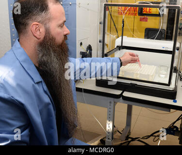 Robert bollette, combustibili aerospaziale Laboratorio chimico, luoghi di un tubo per campione nel vassoio per i campioni di plasma ad accoppiamento induttivo ottico spettrometro di emissione (ICP/OES) come parte di un lavoro di routine in analisi investigative Lab di Wright-Patterson Air Force Base in Ohio, Feb 13, 2018. L'ICP/OES rileva la presenza di alcuni metalli in un campione. (U.S. Air Force foto di Michelle Gigante) Foto Stock