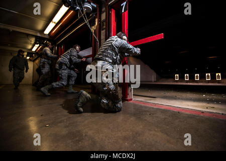 Membri dalla 71st Flying ala formazione fire M9 pistola durante la qualifica di armi a Vance Air Force Base, Feb 21, 2018. Il completamento della base bracci piccolo corso di qualificazione aviatori garantisce la disponibilità a distribuire. (U.S. Air Force foto di Tech. Sgt. Erik Cardenas) Foto Stock