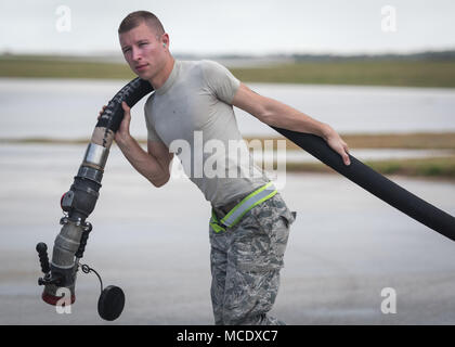 Airman 1. Classe Wesley Henderson, 35th logistica squadrone Readiness benzina di lubrificazione olio tecnico, porta una pompa del combustibile verso un U.S. Air Force C-130J Super Hercules durante l'esercizio a far fronte nord 2018 presso Andersen Air Force Base, Guam, 22 febbraio. Far fronte a nord migliora le relazioni degli Stati Uniti con i nostri alleati regionali e partner per dimostrare la nostra volontà di promuovere la sicurezza e la stabilità in tutta la regione Indo-Pacifico. (U.S. Air Force foto di Airman 1. Classe Juan Torres Chardon) Foto Stock