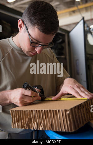 Senior Airman Caleb Polk, 374 disponibilità logistica operazioni squadrone tecnico, aiuta a preparare heliboxes durante l'esercizio a far fronte nord 2018 presso Andersen Air Force Base di Guam, 23 febbraio. Far fronte a nord migliora le relazioni degli Stati Uniti con i nostri alleati regionali e partner per dimostrare la nostra volontà di promuovere la sicurezza e la stabilità in tutta la regione Indo-Pacifico. (U.S. Air Force foto di Airman 1. Classe Juan Torres Chardon) Foto Stock