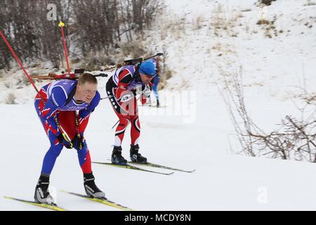 Biatleti dal Montana (sinistra) e Utah (destra) scendono 'Cava' durante il Chief National Guard Bureau campionati di Biathlon in corrispondenza di soldato cava, Wasatch Mountain State Park, UT. La guardia nazionale i membri sono in concorrenza per la prima volta allo stesso corso utilizzato per le gare di biathlon eventi nel 2002 Giochi Olimpici Invernali. Foto Stock