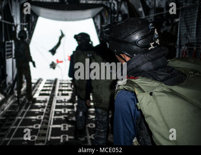 Royal Thai Air Force 3 Operazioni speciali agli operatori del reggimento di osservare un armamento metodo alternativo Zodiaco (RAMZ) catapultato da un U.S. Air Force 1 Special Operations Squadron MC-130H Combat Talon II il 20 febbraio 2018, alla gamma Chandy, Thailandia. Stati Uniti Air Force 320Tattiche speciali Squadron e RTAF 3 operatori SOR esercitato acqua operazioni di recupero con un pacchetto RAMZ. (U.S. Air Force foto di Capt. Jessica Tait) Foto Stock