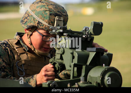 Lancia Cpl. Thomas Filener, un campo di artiglieria con cannoneer India batteria, Battaglione Team di atterraggio, 1° Battaglione, 1 Marines, mira un M777A2 155 mm obice durante una prova di cottura trapani a Camp Hansen, Okinawa, in Giappone, 28 febbraio, 2018. India batteria fornisce il supporto di artiglieria per BLT 1/1, terra elemento di combattimento del trentunesimo Marine Expeditionary Unit. Come il Marine Corps' solo in modo continuo distribuita MEU, il trentunesimo MEU fornisce una forza flessibile pronto per eseguire una vasta gamma di operazioni militari. (U.S. Marine Corps foto di Cpl. Giona Baase/rilasciato) Foto Stock