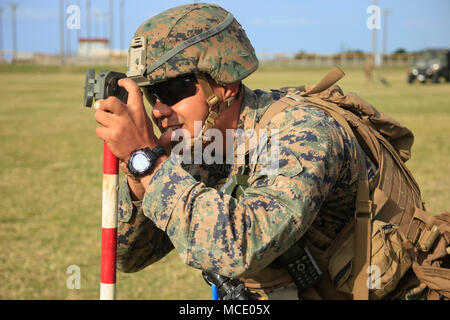 Il personale Sgt. Giovanni Perez, un campo di artiglieria con cannoneer India batteria, Battaglione Team di atterraggio, 1° Battaglione, 1 Marines, record le coordinate del reticolo durante una prova di cottura trapani a Camp Hansen Okinawa, in Giappone, 28 febbraio, 2018. India batteria fornisce il supporto di artiglieria per BLT 1/1, terra elemento di combattimento del trentunesimo Marine Expeditionary Unit. Come il Marine Corps' solo in modo continuo distribuita MEU, il trentunesimo MEU fornisce una forza flessibile pronto per eseguire una vasta gamma di operazioni militari. (U.S. Marine Corps foto di Cpl. Giona Baase/rilasciato) Foto Stock