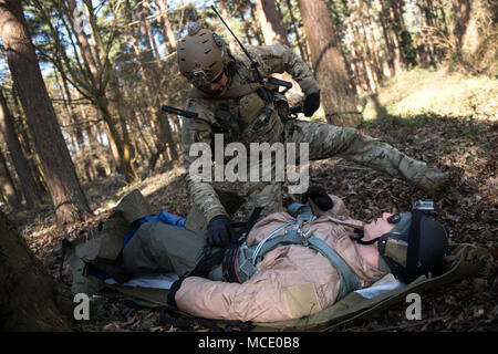 Un 57th Rescue Squadron pararescueman assiste un pilota durante uno scenario di addestramento per esercizio di punto in bianco presso la Stanford Area Formazione, Inghilterra, Feb. 27. La visione per l'esercizio è di creare un efficace livello tattico esercizio con un focus sulla maggiore interoperabilità tra le forze della coalizione. (U.S. Air Force foto/Senior Airman Malcolm Mayfield) Foto Stock