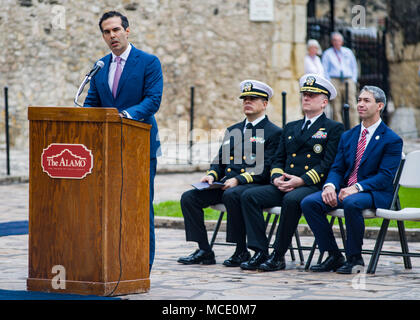 180219-N-EO381-0114 SAN ANTONIO (feb. 19, 2018) Texas Land Commissario George P. Bush parla di fronte all'Alamo come parte del San Antonio Navy settimana cerimonia di apertura. San Antonio è una delle città selezionate per ospitare una marina 2018 settimana Una settimana dedicata al sollevamento U.S. Navy consapevolezza attraverso irradiazione locale, i servizi alla comunità e mostre. (U.S. Foto di Marina di Massa lo specialista di comunicazione di terza classe Casey J. Hopkins/rilasciato) Foto Stock