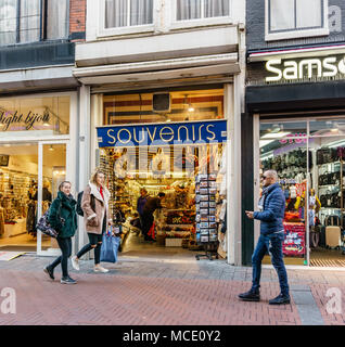 AMSTERDAM, Paesi Bassi - 20 Marzo 2018 : Negozio di souvenir sulle strade di Amsterdam. Foto Stock