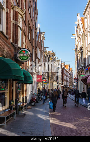 AMSTERDAM, Paesi Bassi - 20 Marzo 2018 : strette strade di Amsterdam a soleggiata giornata di primavera. Foto Stock