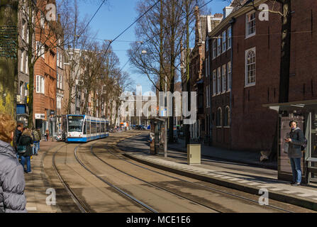 AMSTERDAM, Paesi Bassi - 20 Marzo 2018 : strette strade di Amsterdam a soleggiata giornata di primavera. Foto Stock