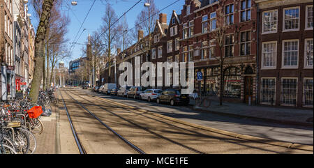 AMSTERDAM, Paesi Bassi - 20 Marzo 2018 : strette strade di Amsterdam a soleggiata giornata di primavera. Foto Stock