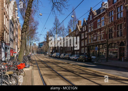 AMSTERDAM, Paesi Bassi - 20 Marzo 2018 : strette strade di Amsterdam a soleggiata giornata di primavera. Foto Stock