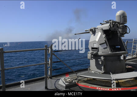 180222-N-ZU710-038 OCEANO ATLANTICO (22 febbraio 2018) UN MK38 25 mm mitragliatrice incendi su una piccola imbarcazione durante un'esercitazione a fuoco a bordo guidato-missile destroyer USS Winston S. Churchill (DDG 81). USS Winston S. Churchill è in corso come parte di Harry Truman Carrier Strike gruppo (HSTCSG) Formazione composita dell'Unità Esercizio (COMPTUEX), che valuta lo sciopero capacità del gruppo nel suo complesso a effettuare subito le operazioni di combattimento da mare - in ultima analisi attestante la HSTCSG per la distribuzione. (U.S. Foto di Marina di Massa lo specialista di comunicazione di terza classe Michael Chen/rilasciato) Foto Stock