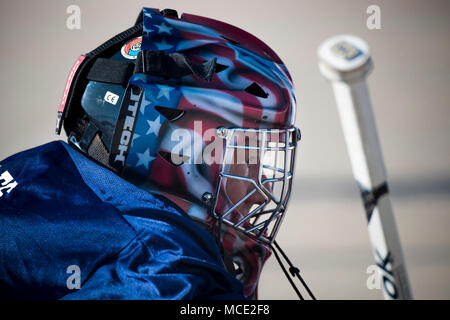 PETERSON AIR FORCE BASE, Colo. - Lt. Col. Miguel Rosales, XXI piani e programmi commander, custodisce il net come il portiere per il team americano durante l annuale USA vs Canada palla Hockey gioco a Peterson Air Force Base, Colo., Feb 23, 2018. Gli americani hanno sconfitto i canadesi 3-2. (U.S. Air Force foto di Senior Airman Dennis Hoffman) Foto Stock