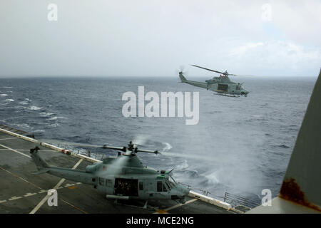 Oceano atlantico (feb. 21, 2018) DEGLI STATI UNITI Marines Corps UH-1Y Venom elicotteri, attaccato al mezzo marino Tiltrotor Squadron (VMM) 162 (rinforzato), 26 Marine Expeditionary Unit, decolla durante una tattica di ripristino dei velivoli e personale (TRAP) praticare a bordo della San Antonio-classe di trasporto anfibio dock USS New York (LPD) 21 Febbraio 21, 2018. Marines condurre prove di missione per mantenere un costante stato di preparazione e di migliorare le loro tecniche, strategie e procedure mentre distribuito negli Stati Uniti Sesta flotta area di operazioni. Stati Uniti Sesta flotta, con sede a Napoli, Italia, conduce il pieno sp Foto Stock