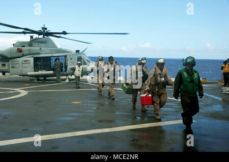 Oceano atlantico (feb. 21, 2018) DEGLI STATI UNITI Marines e velisti assegnati per il ventiseiesimo Marine Expeditionary Unit sbarcherà a UH-1Y Venom elicottero durante una tattica di recupero di aeromobili e di praticare il personale a bordo della San Antonio-classe di trasporto anfibio dock USS New York (LPD) 21 Febbraio 21, 2018. Marines condurre prove di missione per mantenere un costante stato di preparazione e di migliorare le loro tecniche, strategie e procedure mentre distribuito negli Stati Uniti Sesta flotta area di operazioni. Stati Uniti Sesta flotta, con sede a Napoli, Italia, conduce lo spettro completo di giunto e operazioni navali, spesso in concerto Foto Stock