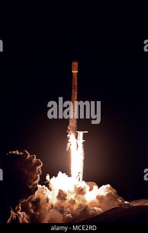 Team Vandenberg lanciato con successo un Falcon 9 rocket portando un PAZ payload da Space Launch Complex-4 qui, giovedì, 22 febbraio, a 6:17 a.m. PST. (U.S. Air Force foto di Rodney velocità) Foto Stock