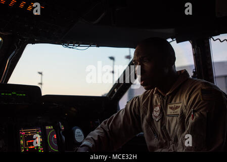 Stati Uniti Air Force Il Mag. Calford Morris, XXII Airlift Squadron C-5M Super Galaxy pilota, parla con un membro del suo equipaggio di aria durante un Tuskegee patrimonio aviatori volo a Ramstein Air Base, Germania, 27 febbraio 2018. Il volo è consistito di un tutto nero C-5M equipaggio che ha condotto la missione che ha visualizzato l'orgoglio nel loro patrimonio e hanno mostrato la loro capacità di condurre una rapida mobilità globale oggi in forza dell'aria mediante erogazione di U.S. Il materiale dell'esercito e dei passeggeri per l'Afghanistan. (U.S. Air Force foto di Master Sgt. Joey Swafford) Foto Stock