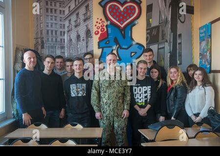 {180228-N-ST458-7272} NAVAL SUPPORT FACILITY REDZIKOWO, Polonia (feb. 28, 2018) Capt. Scott McClelland, comandante della Naval Support Facility (NSF) Redzikowo, parla polacco di alta scuola gli studenti circa la sua esperienza in U. S. Marina. Le sue operazioni consentono la reattività degli Stati Uniti e delle forze alleate a sostegno del Navy regione Europa, Africa, Asia sud-ovest™s (NAVEURAFSWA) missione di fornire i servizi per la flotta, Fighter, e famiglia. (U.S. Navy foto di Lt. Josie Lynne Lenny/rilasciato) Foto Stock